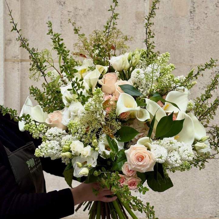 Une tenue florale constante pour hôtels, sièges, retail luxe et lieux privés.