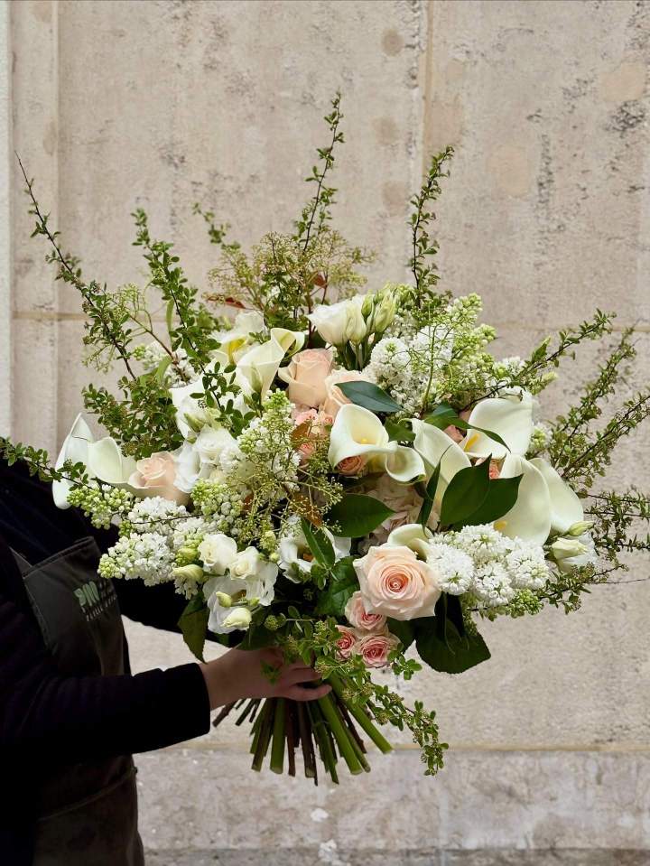 Une tenue florale constante pour hôtels, sièges, retail luxe et lieux privés.